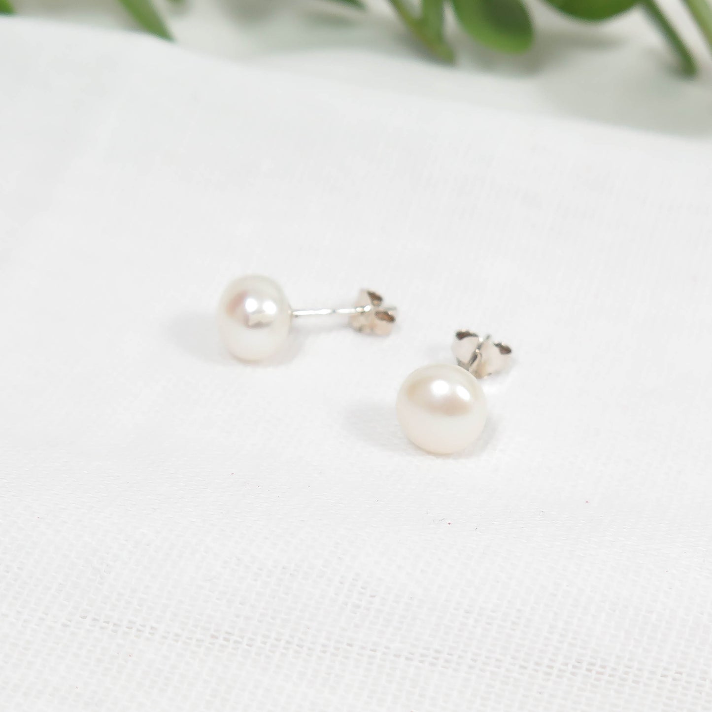 FRESHWATER CULTURED PEARL STUDS, 7.5 - 8.0 mm, WHITE