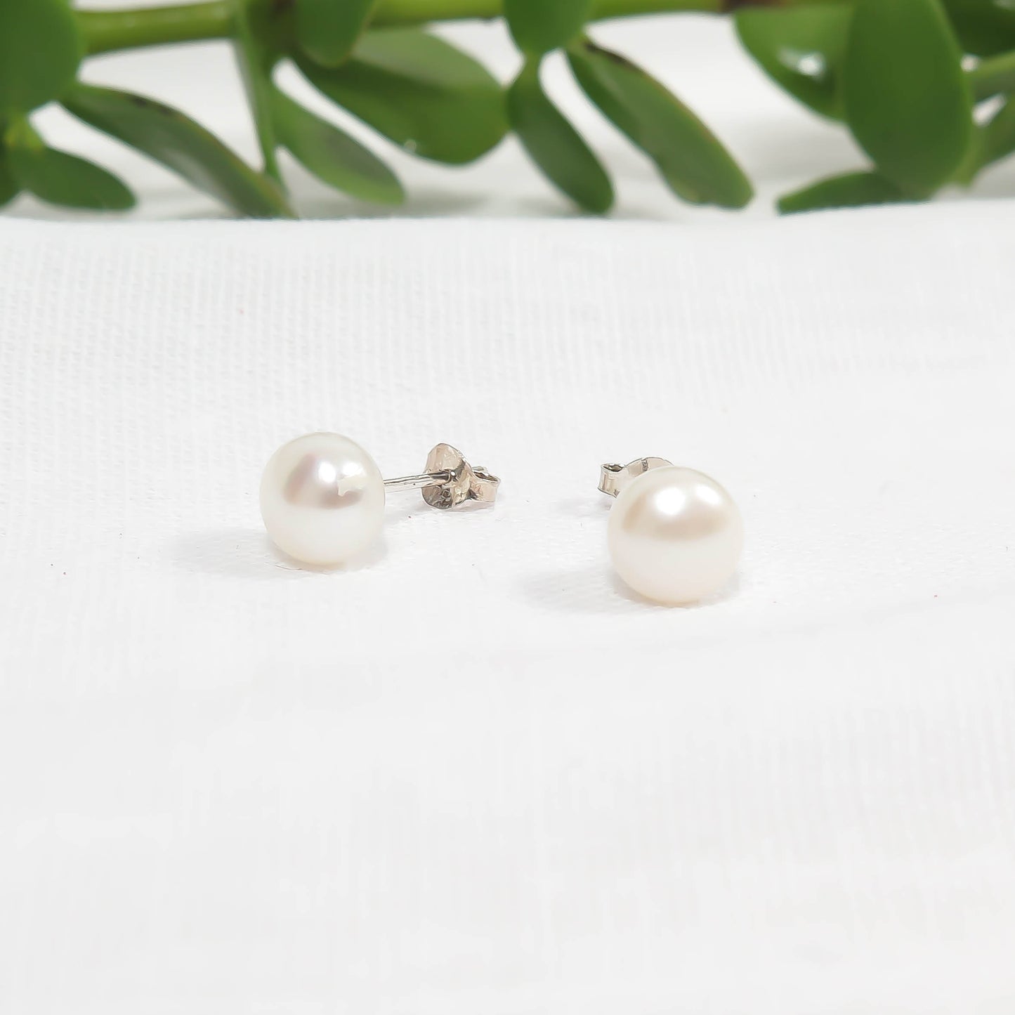 FRESHWATER CULTURED PEARL STUDS, 7.5 - 8.0 mm, WHITE