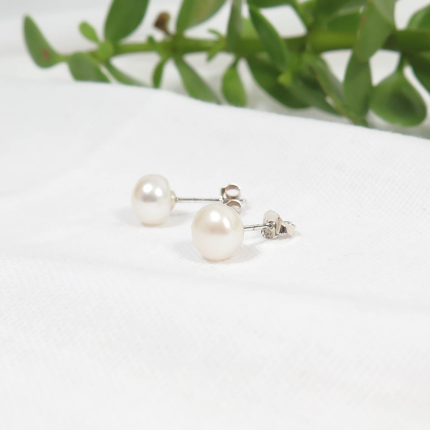 FRESHWATER CULTURED PEARL STUDS, 7.5 - 8.0 mm, WHITE