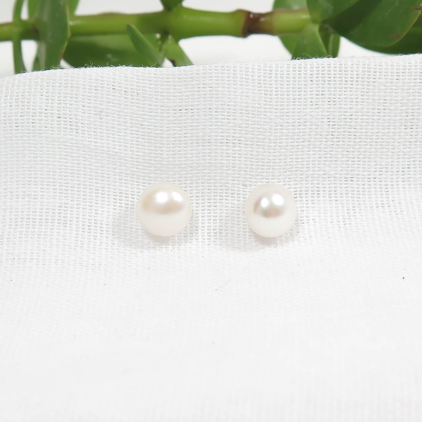 FRESHWATER CULTURED PEARL STUDS, 7.5 - 8.0 mm, WHITE